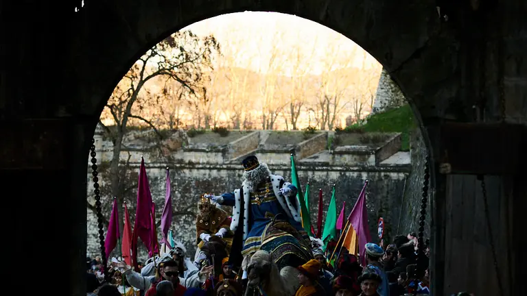 La llegada de los Reyes Magos a Pamplona a través de La Magdalena y el Portal de Francia. PABLO LASAOSA
