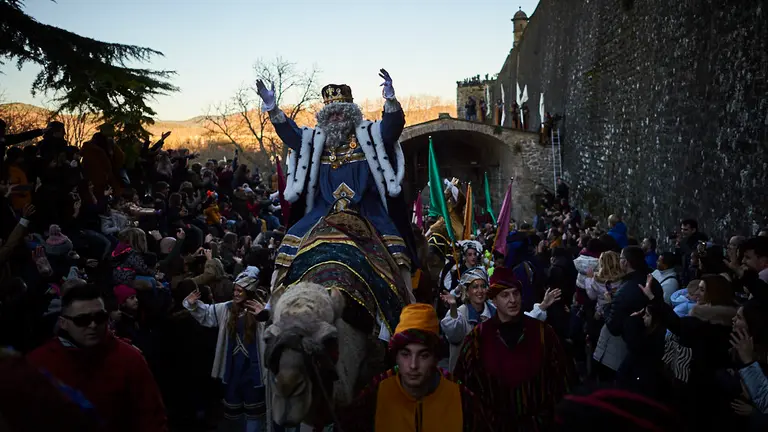 La llegada de los Reyes Magos a Pamplona a través de La Magdalena y el Portal de Francia. PABLO LASAOSA
