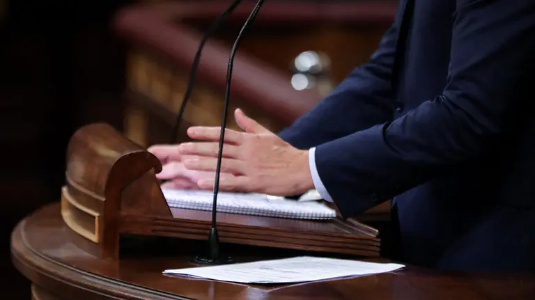 El presidente del Gobierno en funciones, Pedro Sánchez, interviene desde la tribuna del Congreso de los Diputados, durante su turno de réplica a la portavoz de EH Bildu en el Congreso de los Diputados, Mertxe Aizpurua, en la segunda sesión del debate de investidura del candidato socialista a la Presidencia de Gobierno en la XIV Legislatura en Madrid (España), a 5 de enero de 2020.

05 enero 2020, Nuevo Gobierno, PSOE, Podemos, ERC, pleno, sesión plenaria, tercer intento de investidura

1/5/2020
