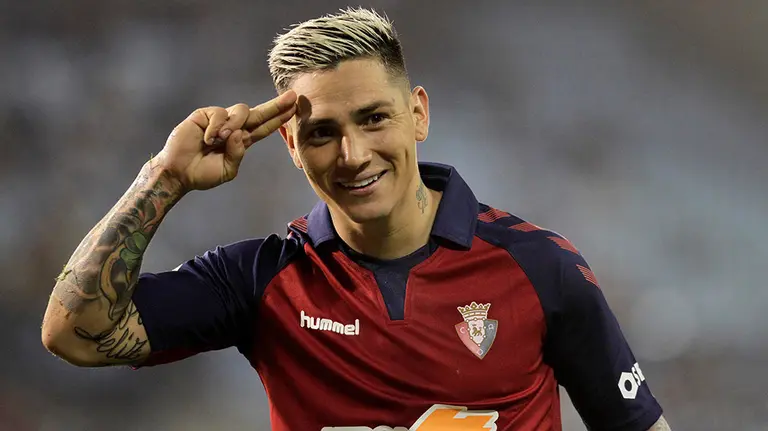 Chimi Ávila con su saludo particular tras marcar gol en el partido Celta-Osasuna en Balaídos. EFE.