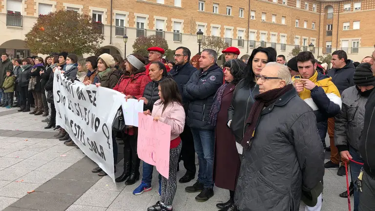 Algunas de las personas que han acudido a la concentración para mostrar su repulsa ante la supuesta agresión sexual cometida en Orcoyen. TWITTER PSN