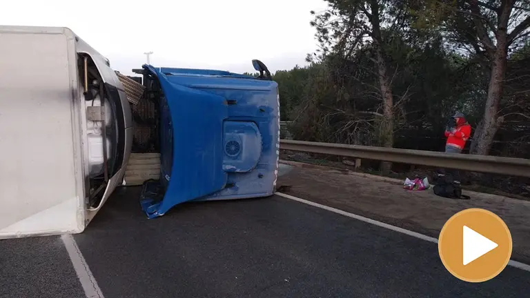 Un camión vuelca y corta la N-232 en Castejón POLICÍA FORAL player