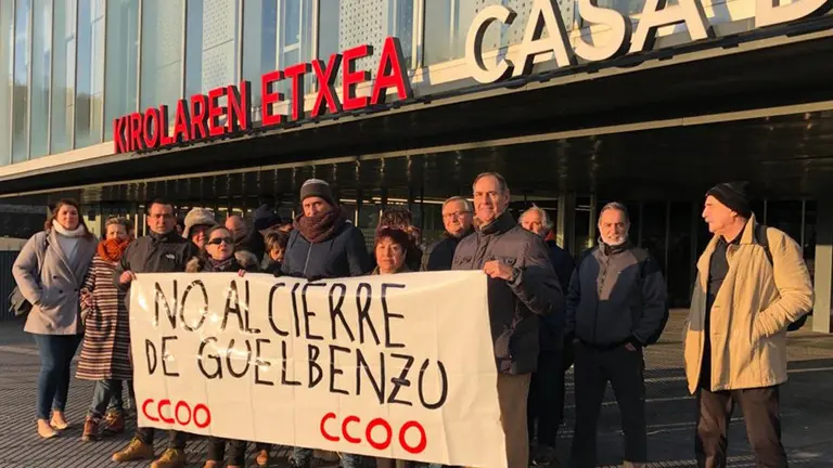 Concentración de la plantilla de Guelbenzu contra el cierre de las instalaciones. CEDIDA