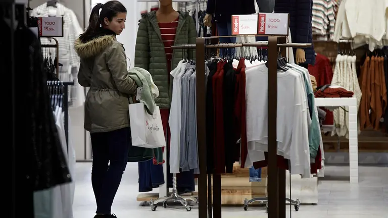 Inicio de la campaña de rebajas de invierno en el Corte Inglés de Pamplona. IÑIGO ALZUGARAY