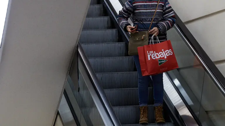 Inicio de la campaña de rebajas de invierno en el Corte Inglés de Pamplona. IÑIGO ALZUGARAY