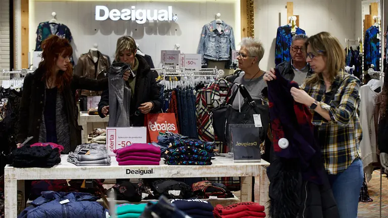 Inicio de la campaña de rebajas de invierno en el Corte Inglés de Pamplona. IÑIGO ALZUGARAY