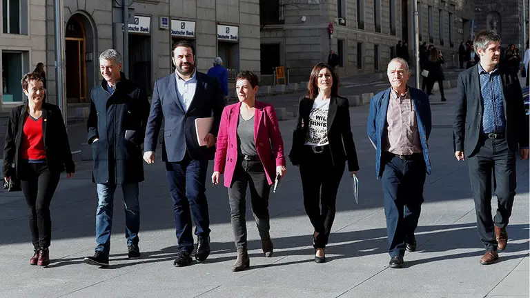 La diputada de Bildu por Navarra, Bel Pozueta, junto a sus compañeros de partido en la llegada al Congreso para el debate de investidura. EFE ZIPI
