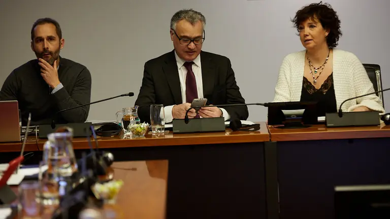 El defensor del pueblo, Javier Enériz, comparece para explicar la resolución en relación a la tramitación y resolución de las sucesivas convocatorias de las becas navarras. IÑIGO ALZUGARAY