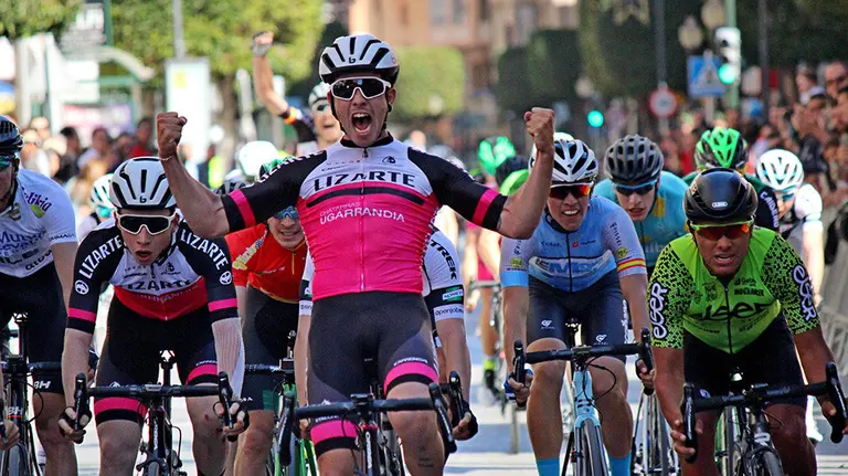 Kiko Galván entra vencedor en la meta en un nuevo triufo de la AD Galibier. Cedida.