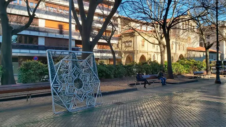 Operarios desmontan las luces de Navidad de Pamplona. NAVARRACOM