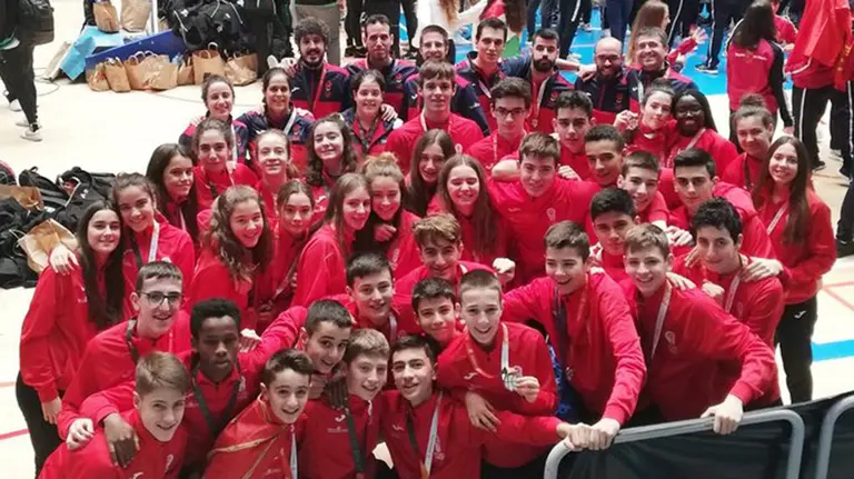 Foto de grupo de las selecciones navarras de basket en Huelva. @FNBaloncesto.