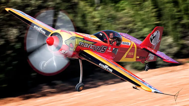 Castor Fantoba en acción con avión de vuelo acrobático. Cedida.