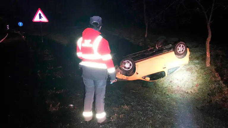 Un agente de la Policía Foral atiende el accidente ocurrido en el término municipal de Echarri Aranaz. CEDIDA