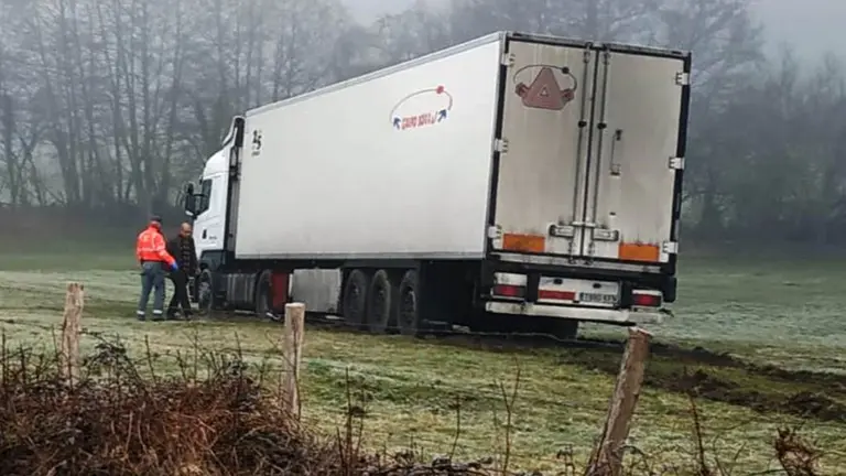 Un camión se sale de la vía en la N-121-A en Olague. POLICÍA FORAL