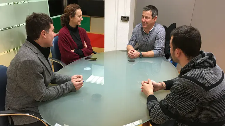 Daniel y Javier se reúnen con el consejero Santos para tratar la delicada situación que vive esta familia en Villava. GOBIERNO DE NAVARRA