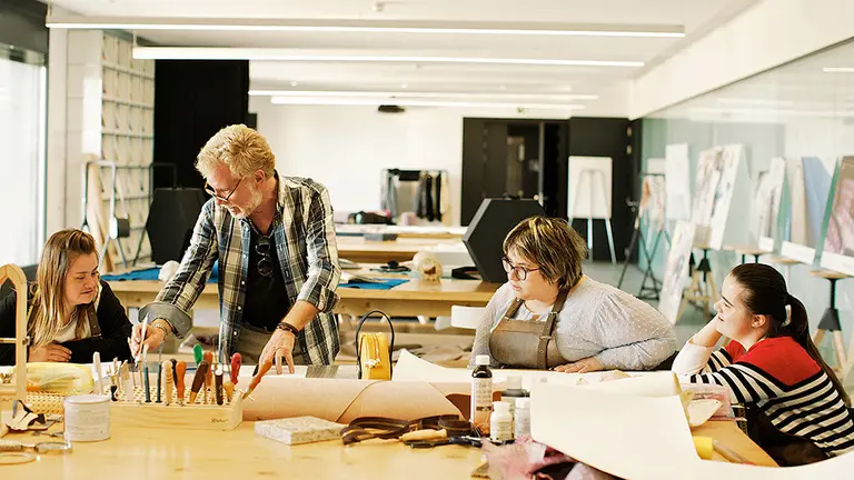 Las protagonistas del reportaje premiado trabajan con un patronista en las instalaciones de ISEM. CEDIDA