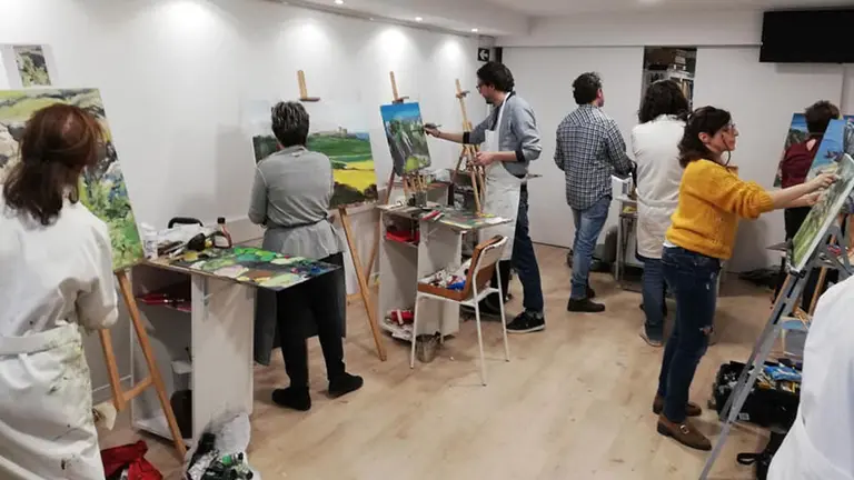 Alumnos pintan en uno de los 'workshop' que la academia 'La maleta del caracol' organizó el año pasado. CEDIDA
