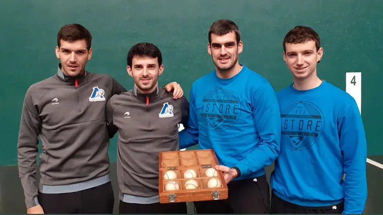 Los cuatro pelotaris del partido en la elección de material en el Labrit. @ASPEpelota.