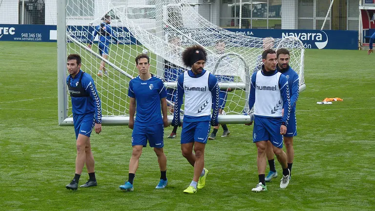 Los jugadores de Osasuna trasladan una portería en Tajonar. Navarra.com