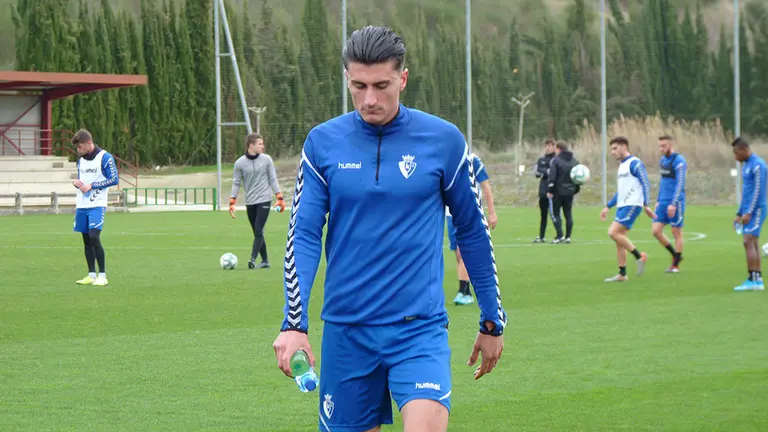 Luis Perea abandona cabizbajo el entrenamiento en Tajonar