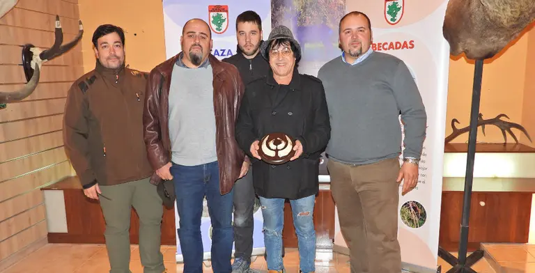 Aitor Merino, José Juan Lavilla, Javier Domínguez, Francisco Javier Rández y José Antonio Martínez, con las piezas dentales del jabalí CEDIDA