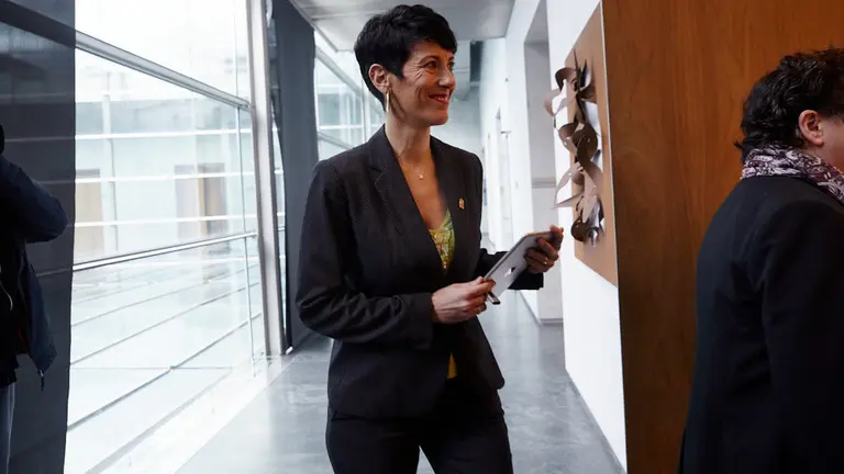 La consejera de Economía y Hacienda, Elma Saiz, entrega el proyecto de Presupuestos de Navarra para 2020 al presidente del Parlamento, Unai Hualde. IÑIGO ALZUGARAY