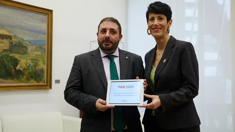La consejera de Economía y Hacienda, Elma Saiz, entrega el proyecto de Presupuestos de Navarra para 2020 al presidente del Parlamento, Unai Hualde. IÑIGO ALZUGARAY
