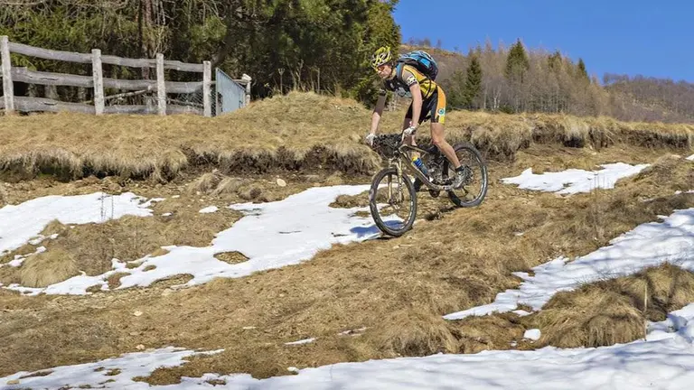 Un ciclista pedaleando por el monte. ARCHIVO