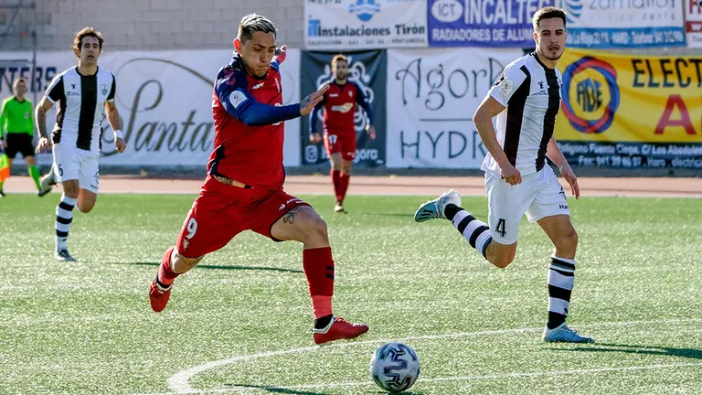 Chimy Ávila en el momento de marcar el segundo gol de Osasuna en Haro EFE.