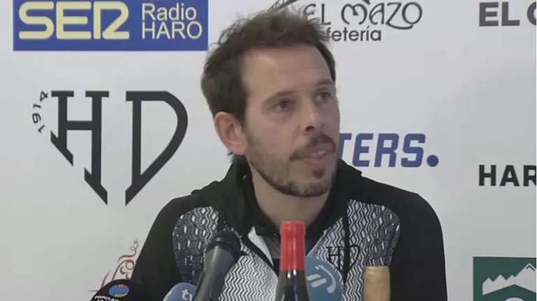 El entrenador del Haro Deportivo, Aitor Calle, en rueda de prensa.