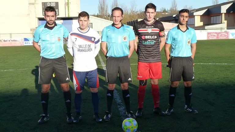 Trio arbitral y capitanes del Mutilvera - Beti Kozkor de tercera división