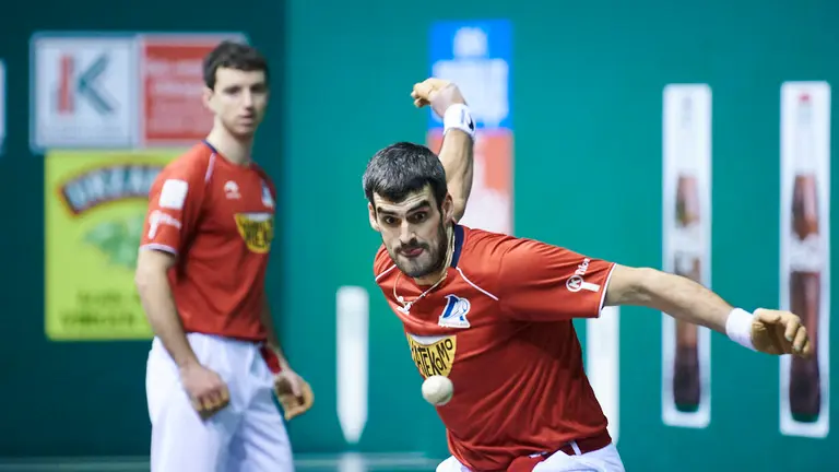 Ezkurdia-Martija se enfrentan a Elezkano y Galarza en el frontón Labrit de Pamplona. PABLO LASAOSA
