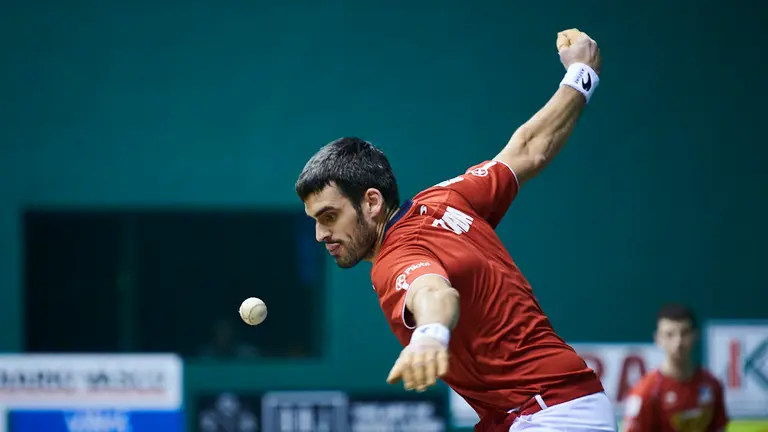 Ezkurdia-Martija se enfrentan a Elezkano y Galarza en el frontón Labrit de Pamplona. PABLO LASAOSA

