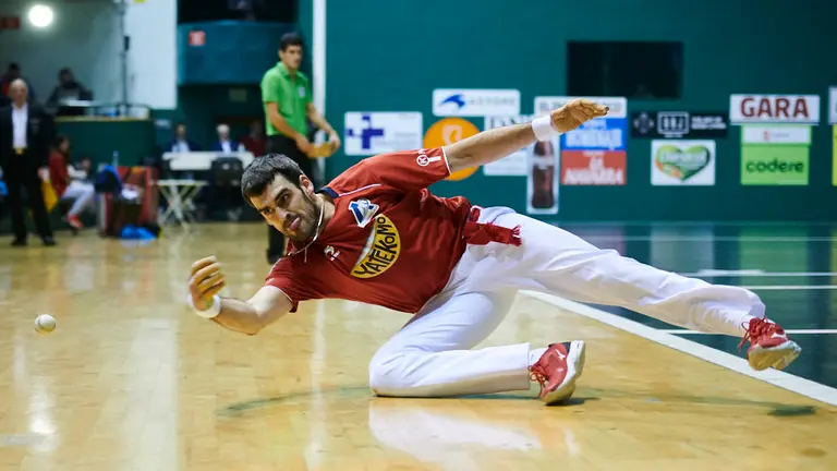 Ezkurdia-Martija se enfrentan a Elezkano y Galarza en el frontón Labrit de Pamplona. PABLO LASAOSA
