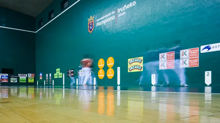 Ezkurdia-Martija se enfrentan a Elezkano y Galarza en el frontón Labrit de Pamplona. PABLO LASAOSA
