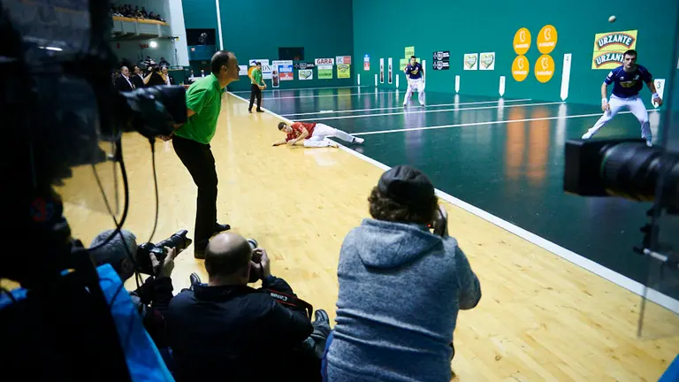 Ezkurdia-Martija se enfrentan a Elezkano y Galarza en el frontón Labrit de Pamplona. PABLO LASAOSA
