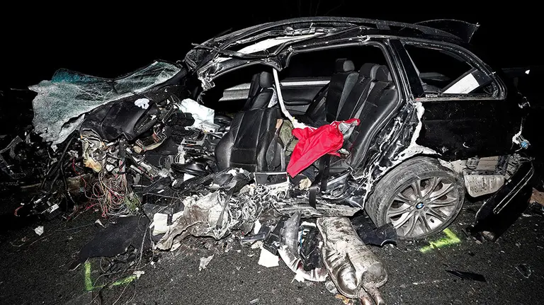 Estado en el que quedó uno de los vehículos accidentados en Olagüe EFE