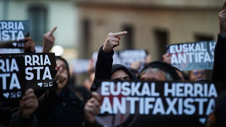Concentración de “España Existe” a las puertas del Ayuntamiento de Pamplona con una contramanifestación con el lema “Euskal Herria Antifaxista” que ha acabado en disturbios. LV