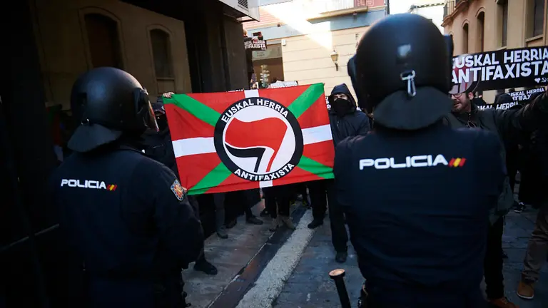 Concentración de “España Existe” a las puertas del Ayuntamiento de Pamplona con una contramanifestación con el lema “Euskal Herria Antifaxista” que ha acabado en disturbios. LV