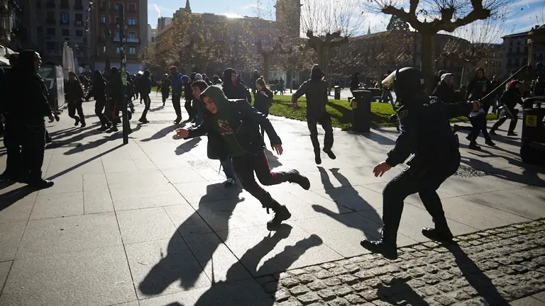 Concentración de “España Existe” a las puertas del Ayuntamiento de Pamplona con una contramanifestación con el lema “Euskal Herria Antifaxista” que ha acabado en disturbios. LV