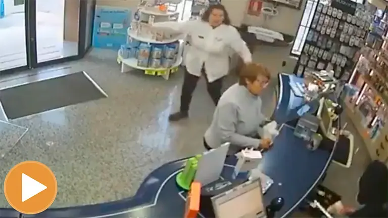 Atraco a mano armada en una farmacia de Coria del Río (player) TWITTER