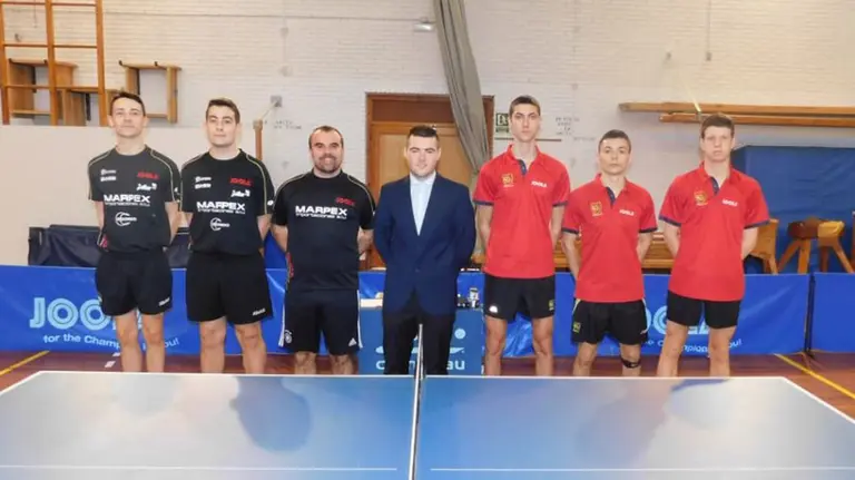 Equipos de Oberena y Rentería de Segunda división nacional de tenis de mesa. Cedida.