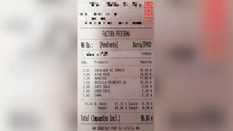 Factura expedida por el restaurante afectado. POLIC&Iacute;A FORAL