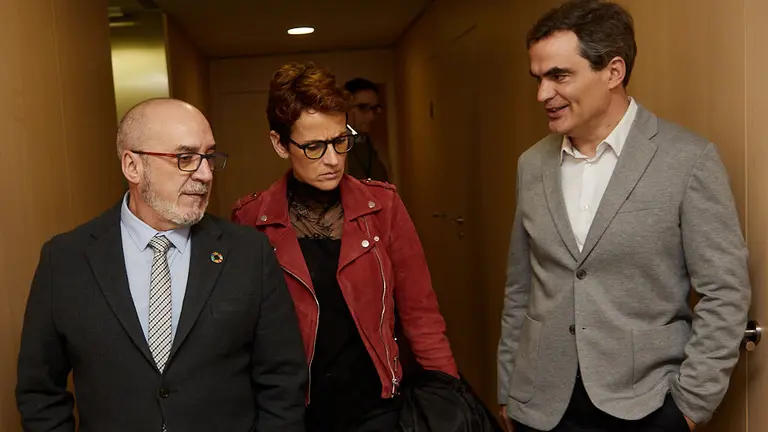 María Chivite y Juan Cruz Cigudosa visitan visita las instalaciones de la empresa pública Tracasa. IÑIGO ALZUGARAY
