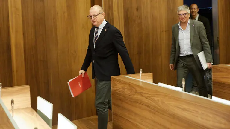 El consejero de Educación, Carlos Gimeno, y el director general, Gil Sevillano, presentan la campaña de prematriculación en Educación Infantil y Primaria para el curso 2020/21. IÑIGO ALZUGARAY