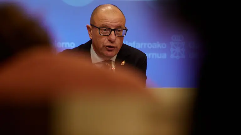 El consejero de Educación, Carlos Gimeno, y el director general, Gil Sevillano, presentan la campaña de prematriculación en Educación Infantil y Primaria para el curso 2020/21. IÑIGO ALZUGARAY