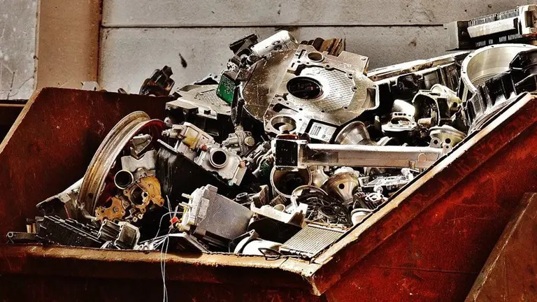 Un contenedor lleno de chatarra. ARCHIVO