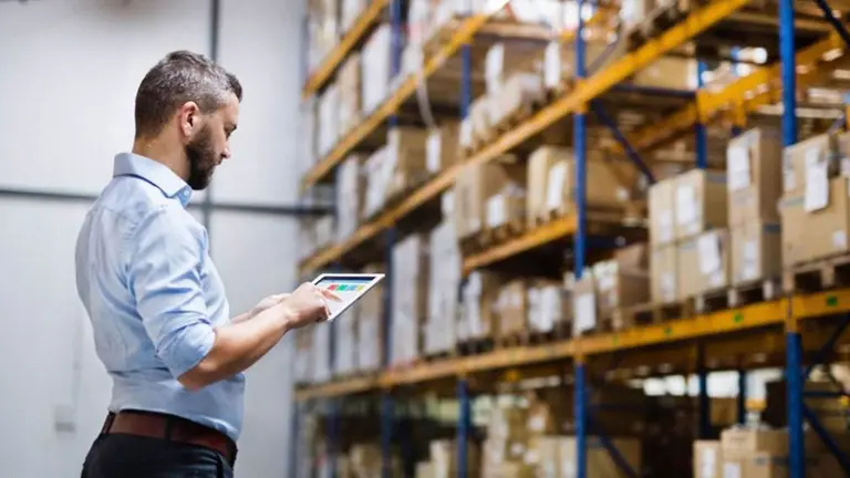 Un trabajador en un almacén ARCHIVO