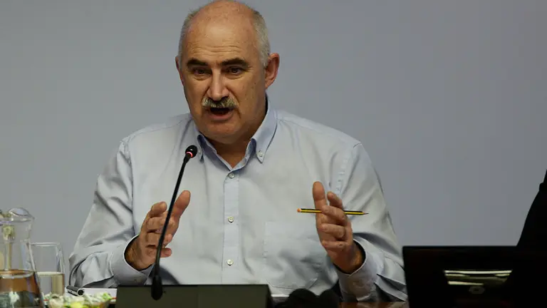 El consejero José María Aierdi, acompañado por Eneko Larrarte, informa de las medidas previstas para regular el precio de alquiler de vivienda en Navarra. IÑIGO ALZUGARAY