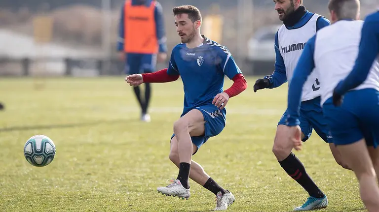 Kike Barja entrenando en Tajonar. OSASUNA